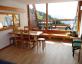 Obývacia spálňa s jedálenským stolom (© ParadiskiTour) - Lyžovačky v Alpách, www.hitka.sk