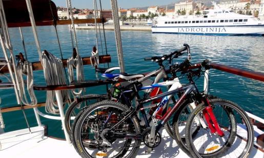 Cykloloď (© Katarina L., Cycling Holidays) Dovolenka na lodi a plavby, Lyžovačky v Alpách, Formula F1, www.hitka.sk