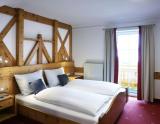 Hotel JUFA Saalbach - dvojposteľová izba (© JUFA Alpenhotel Saalbach) Lyžovačky v Alpách, Dovolenka na lodi a plavby, Formula F1, www.hitka.sk
