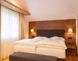 2-posteľová izba Deluxe, Hotel La Couronne (© La Couronne) Lyžovačky v Alpách, Dovolenka na lodi a plavby, Formula F1, www.hitka.sk